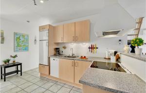 Kuchyň nebo kuchyňský kout v ubytování Two-Bedroom Apartment In Hvide Sande