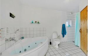 Koupelna v ubytování Two-Bedroom Apartment In Hvide Sande