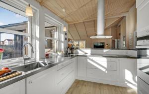 Kuchyň nebo kuchyňský kout v ubytování Holiday Home Skansegårdsvej