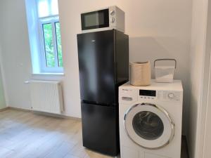 a refrigerator and a washing machine in a room at Ferienwohnung Deichblick in Cumlosen