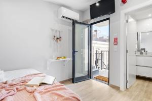 ein Schlafzimmer mit einem Bett und einer Glasschiebetür in der Unterkunft Seaside Sunset by Homie in Paul do Mar + 56 Fotos