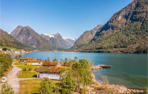 una vista di un lago con le montagne sullo sfondo di Gorgeous Home In Fjærland a Fjærland