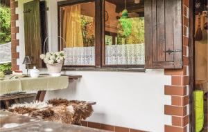 Reštaurácia alebo iné gastronomické zariadenie v ubytovaní Holiday Home Barczewo Kaplityny Vii