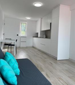 Una sala de estar con un sofá y una mesa y una cocina. en Apartamentos Mi Suances Playa, en Suances