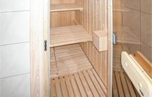 una pequeña sauna de madera con un banco. en Stunning Home In Sogndal With Sauna, en Svidalen