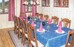 una mesa con sombreros rosados encima en Stunning Home In Sogndal With Sauna, en Svidalen