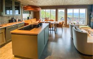 Η κουζίνα ή μικρή κουζίνα στο Awesome Home In Rauland With Wifi