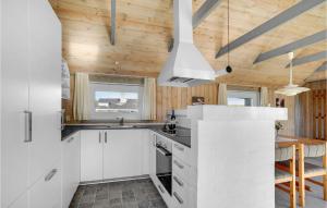 Η κουζίνα ή μικρή κουζίνα στο Holiday Home Tingodden Hvide Sande Ii