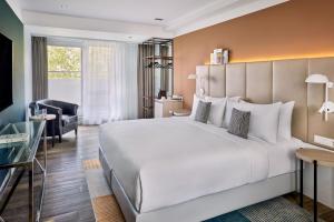 Ein Bett oder Betten in einem Zimmer der Unterkunft the Deutz, a Tribute Portfolio Hotel