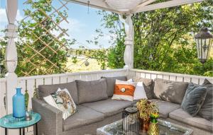 a porch with a couch and a table at 3 Bedroom Gorgeous Home In Tobyn in Tobyn