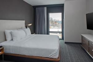 Courtyard by Marriott Jefferson City客房内的一张或多张床位