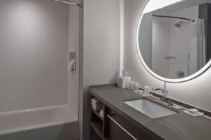 Courtyard by Marriott Jefferson City的一间浴室
