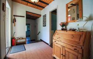 y baño con tocador de madera y espejo. en Awesome Home In Åsljunga With Kitchen, en Åsljunga