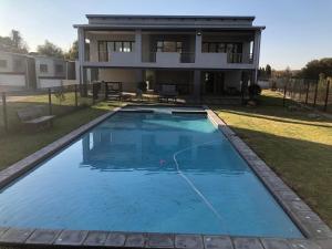 una gran piscina frente a una casa en Exquisite Home In Sandton with Pool and Inverter, en Johannesburgo