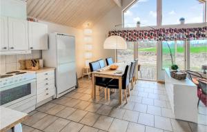 Una cocina con una mesa y un comedor. en Stunning Home In Bolmsö With Wifi, en Bolmsö