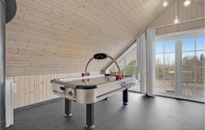 Fitness centrum a/nebo fitness zařízení v ubytování Gorgeous Home In Skjern With Kitchen