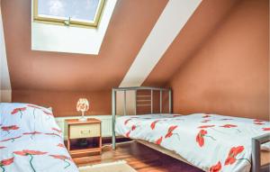 Posteľ alebo postele v izbe v ubytovaní 5 Bedroom Gorgeous Home In Swierzno