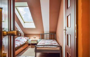 Posteľ alebo postele v izbe v ubytovaní 5 Bedroom Gorgeous Home In Swierzno