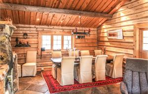 ein Esszimmer mit Tisch und Stühlen in einer Hütte in der Unterkunft Stunning Home In Østby With Kitchen in Østby