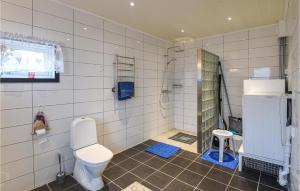 Ένα μπάνιο στο 4 Bedroom Pet Friendly Home In Visby +7 φωτογραφίες