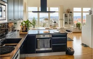 Una cocina o cocineta en 3 Bedroom Stunning Home In Huskvarna