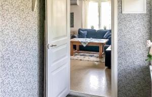 Χώρος καθιστικού στο 2 Bedroom Beautiful Home In Köpingsvik +4 φωτογραφίες