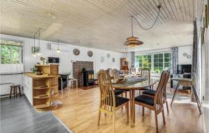 eine Küche und ein Wohnzimmer mit Tisch und Stühlen in der Unterkunft Holiday Home Moritzvej Rømø Xii in Toftum
