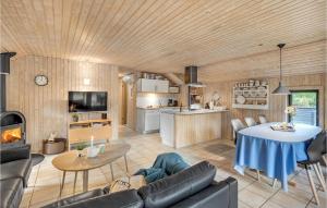 una cucina e un soggiorno con un tavolo in una stanza di Three-Bedroom Holiday Home In Romo a Mølby