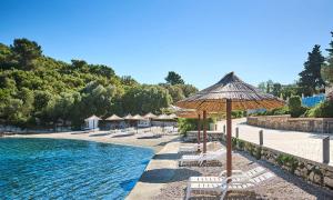 Bazén v ubytovaní Aminess Vival Port9 Resort alebo v jeho blízkosti