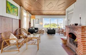 Posezení v ubytování Three-Bedroom Holiday Home With A Fireplace In Rømø