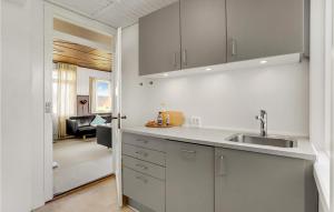 Kuchyň nebo kuchyňský kout v ubytování Three-Bedroom Holiday Home With A Fireplace In Rømø + 10 fotografií