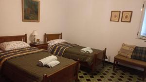 a hotel room with two beds and a chair at Casa Norte in Concordia