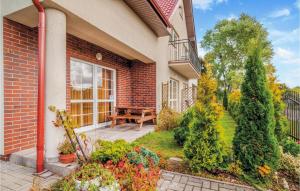 eine Terrasse mit einem Holztisch in der Unterkunft 1 Bedroom Beautiful Apartment In Rowy in Rowy