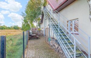 eine Treppe, die mit einer Leiter zu einem Haus führt in der Unterkunft 1 Bedroom Beautiful Apartment In Rowy in Rowy