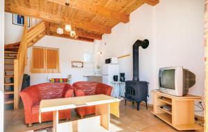 ein Wohnzimmer mit einem Sofa, einem TV und einem Herd in der Unterkunft 1 Bedroom Beautiful Apartment In Rowy in Rowy + 2 Fotos