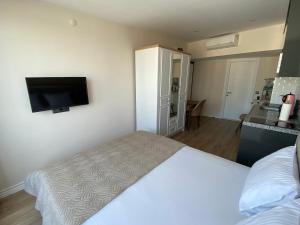 una camera da letto con un letto e una TV a schermo piatto di Royal Homes 704 a Antalya (Adalia)