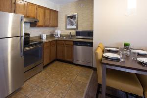 Kuchyň nebo kuchyňský kout v ubytování Residence Inn by Marriott Fort Collins
