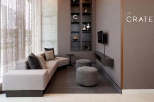 Courtyard by Marriott Montreal Laval的休息区