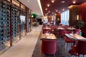 Courtyard by Marriott Montreal Laval餐厅或其他用餐的地方