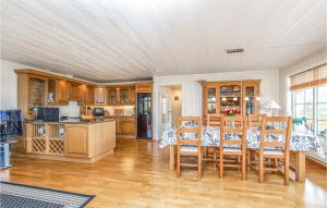 una cucina e una sala da pranzo con tavolo e sedie di Gorgeous Home In Hundeidvik a Hundeidvik