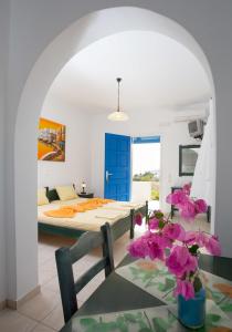 Habitación con cama y mesa con flores en Firoa Studios, en Donoussa 61 fotos más