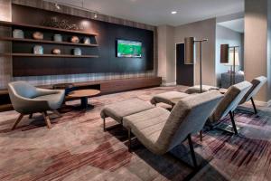 Posezení v ubytování Courtyard by Marriott Schenectady at Mohawk Harbor