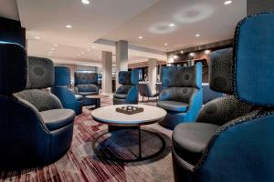 Posezení v ubytování Courtyard by Marriott Schenectady at Mohawk Harbor