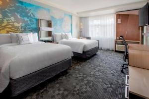 Postel nebo postele na pokoji v ubytování Courtyard by Marriott Schenectady at Mohawk Harbor