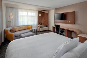 Postel nebo postele na pokoji v ubytování Courtyard by Marriott Schenectady at Mohawk Harbor