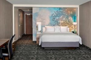 Postel nebo postele na pokoji v ubytování Courtyard by Marriott Schenectady at Mohawk Harbor