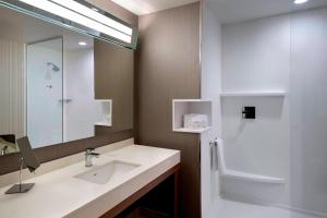 Koupelna v ubytování Courtyard by Marriott Schenectady at Mohawk Harbor