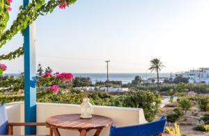 Una mesa y sillas en un balcón con vista al mar. en Firoa Studios, en Donoussa