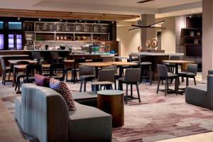 Posezení v ubytování Courtyard by Marriott Schenectady at Mohawk Harbor