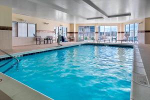 Bazén v ubytování Courtyard by Marriott Schenectady at Mohawk Harbor nebo v jeho okolí